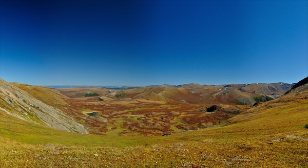 Вид с перевал между р. Кызыл-Айры и Ниж. Катанда на восток